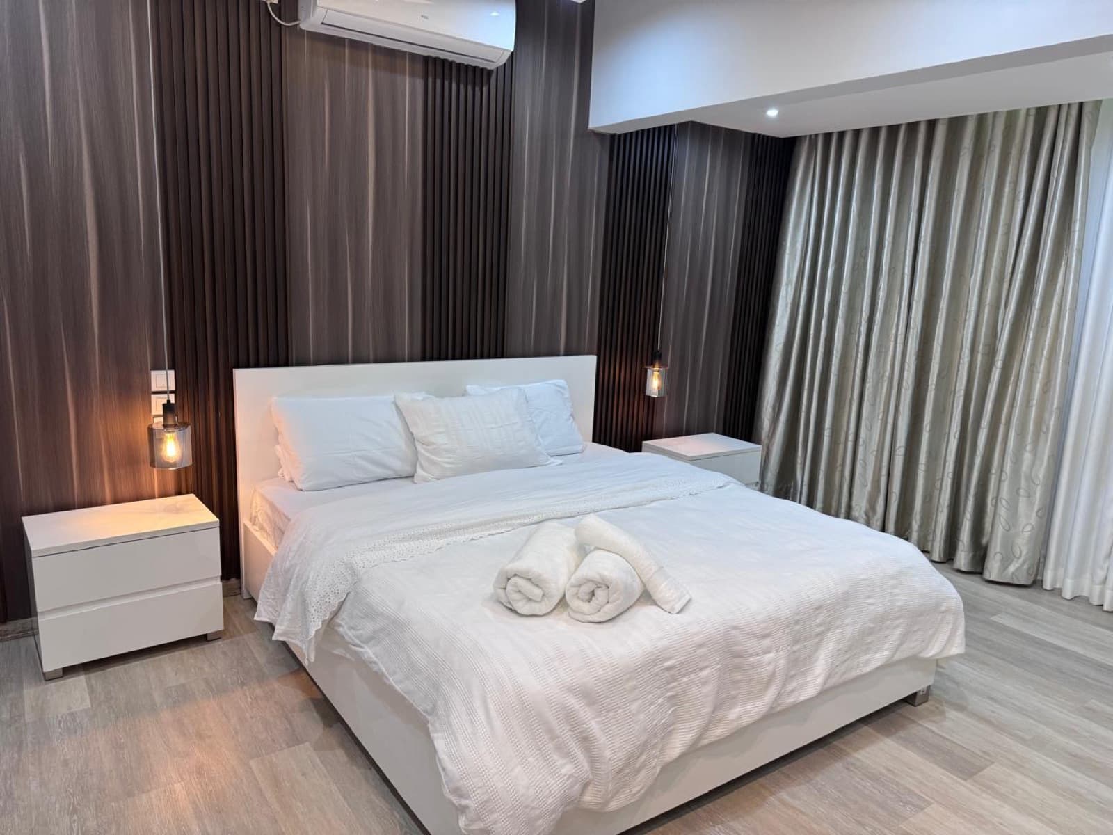 Suite com painel em madeira escura