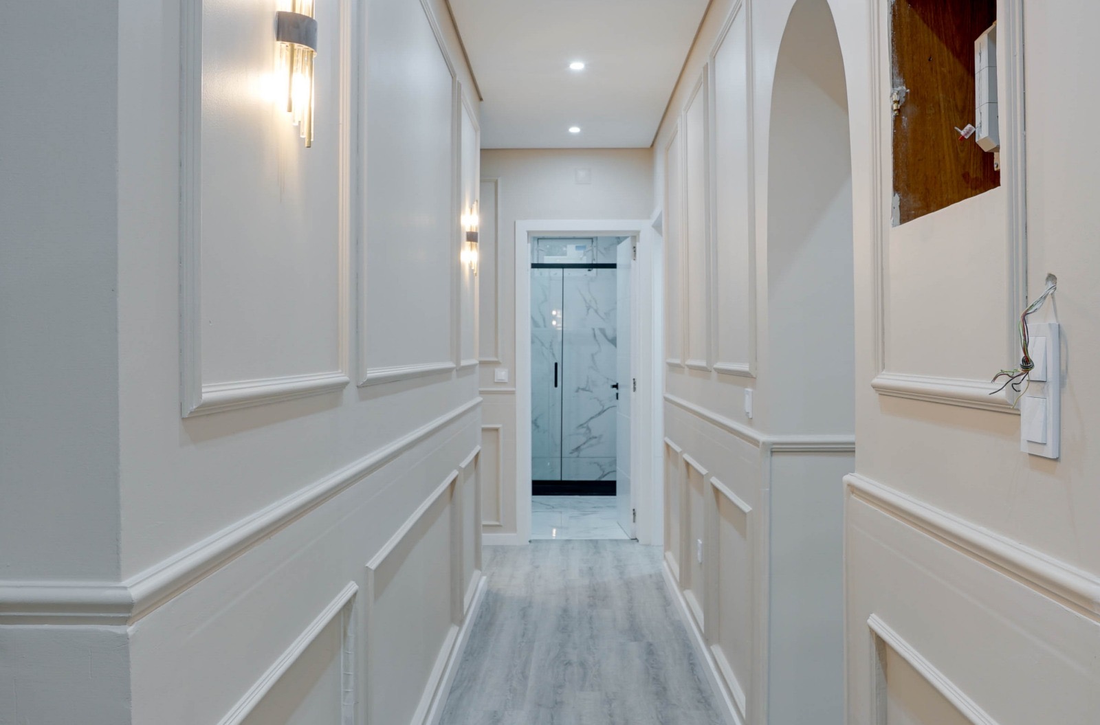 Wainscoting e iluminação embutida